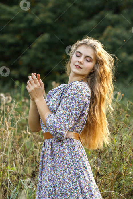 Скачать Счастливая молодая блондинка с длинными волосами на природе осенью фотосток Ozero