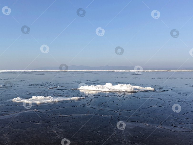 Скачать Море с белыми льдинами фотосток Ozero