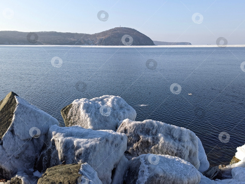 Скачать Обледеневшие скалы на фоне моря фотосток Ozero