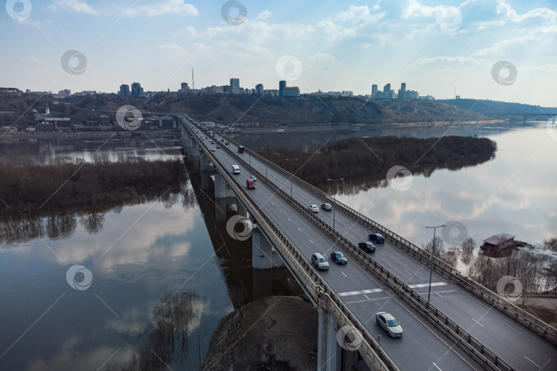 Скачать Автомобильный мост через реку, снятый с квадрокоптера. фотосток Ozero