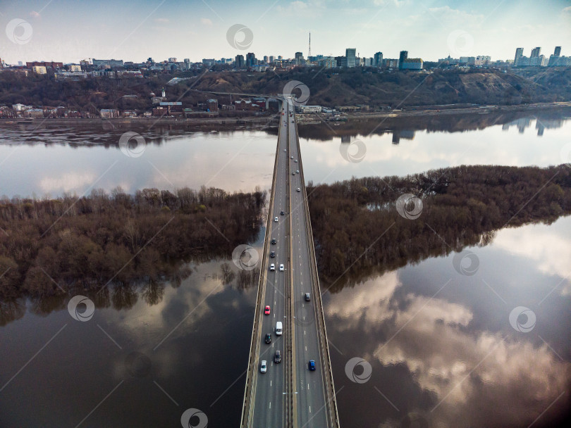 Скачать Автомобильный мост через реку, снятый с квадрокоптера. фотосток Ozero