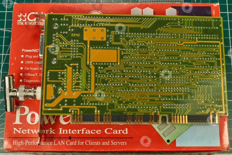 Скачать Карачев, Брянская область, Россия - 10 января 2025 года: Винтажная сетевая карта CNet Ethernet CN930E. Распаковка. фотосток Ozero