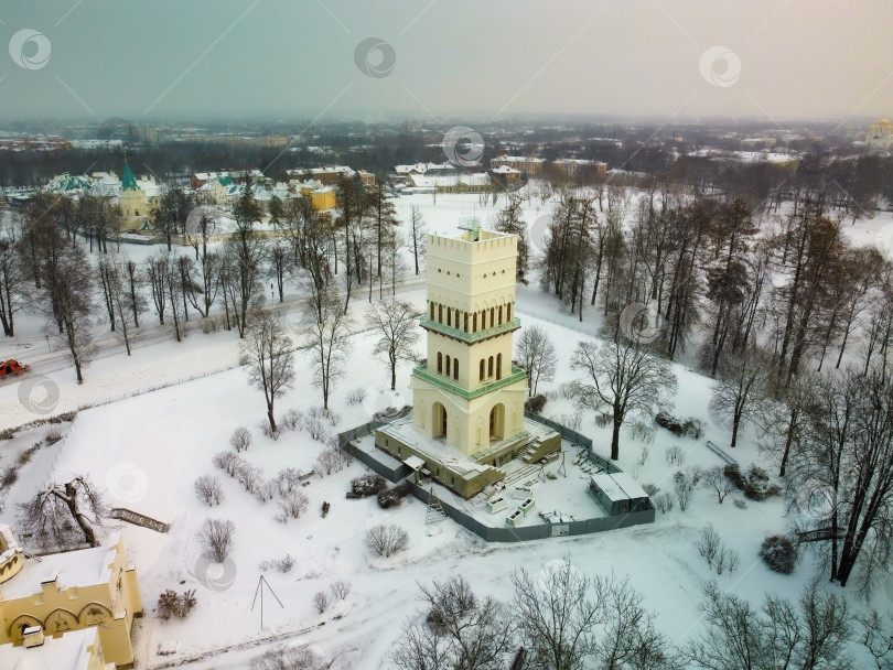 Скачать Белая башня в Александровском парке зимой с высоты фотосток Ozero