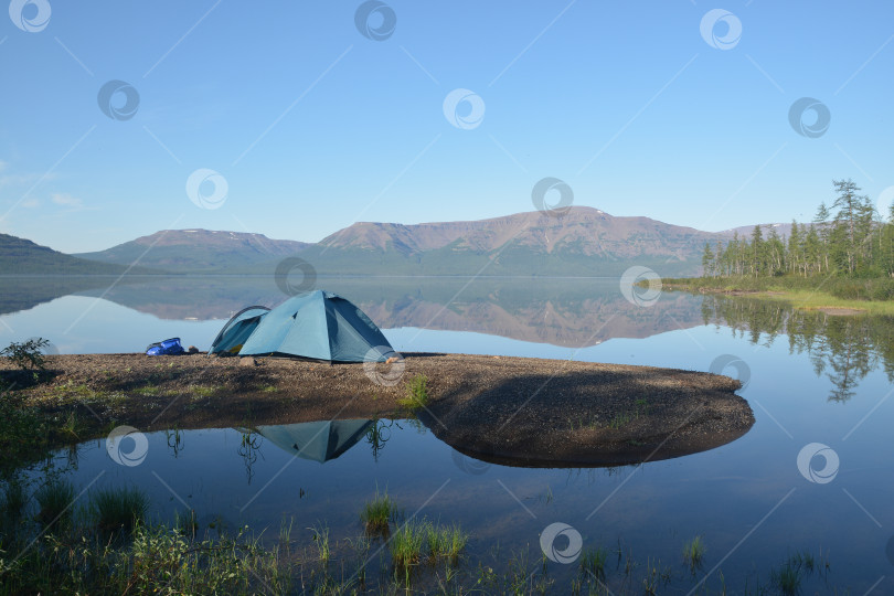 Скачать Туристическая палатка на берегу. фотосток Ozero