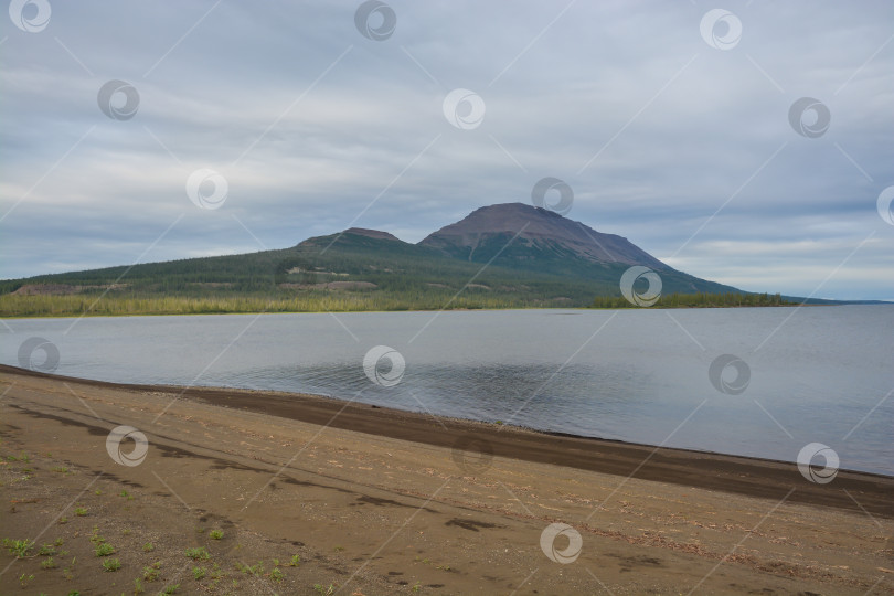 Скачать Плато Путорана. Гора Сундук на озере Глубоком. фотосток Ozero