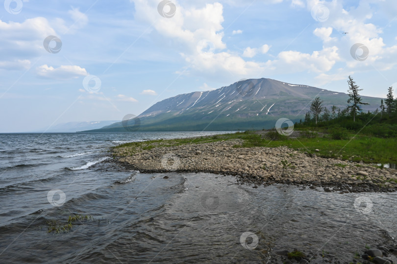 Скачать Плато Путорана. Гора Сундук на озере Глубоком. фотосток Ozero