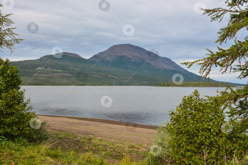 Скачать Плато Путорана. Гора Сундук на озере Глубоком. фотосток Ozero