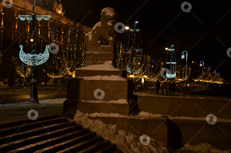 Скачать Санкт-Петербург, Россия – 01.04.2025: Новогоднее украшение Петровской набережной в Санкт-Петербурге, Ши-Цза фотосток Ozero