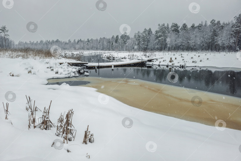 Скачать старый деревянный мост через реку, занесенный снегом фотосток Ozero