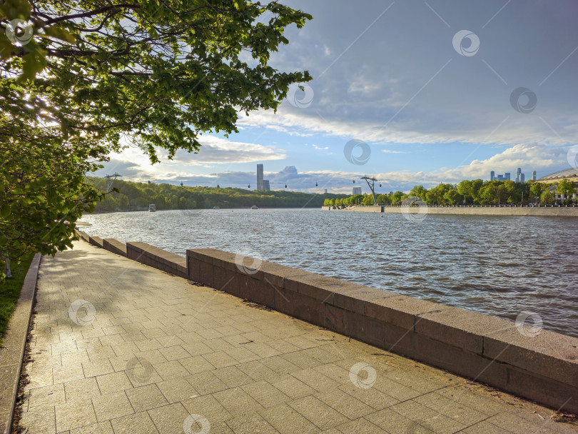 Скачать Зеленая аллея вдоль набережной Москвы-реки. фотосток Ozero