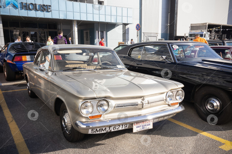 Скачать Серебристый Chevrolet Corvair на выставке ретро транспорта Original Meet - Санкт-Петербург фотосток Ozero