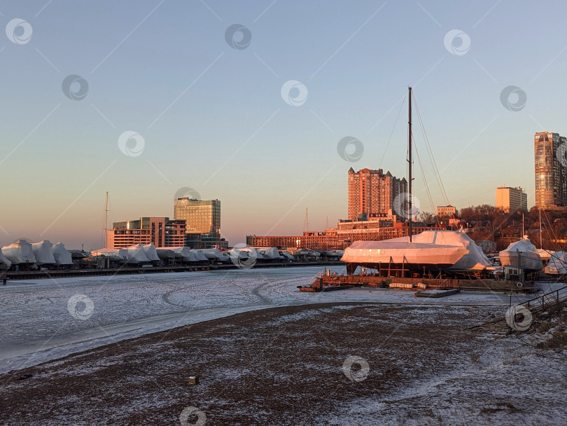 Скачать Зимняя стоянка лодок и яхт в вечерний час фотосток Ozero