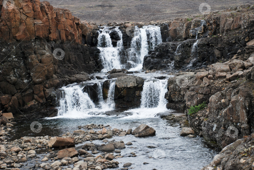 Скачать Пейзаж со скалами и водопадом. фотосток Ozero