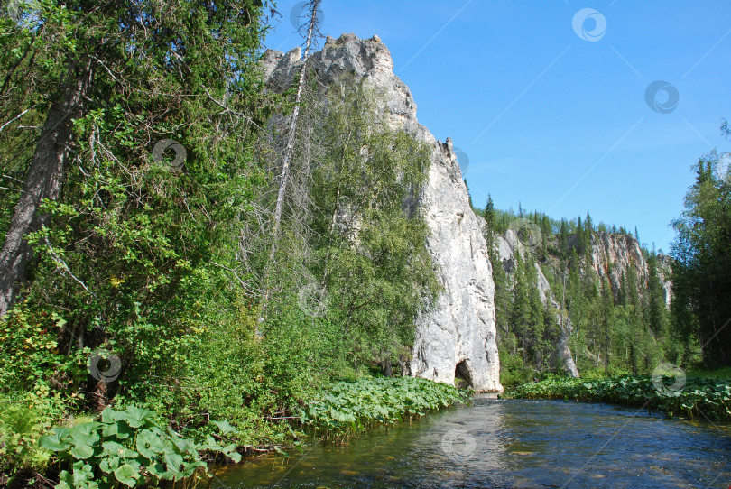 Скачать Скалы на берегах реки. фотосток Ozero