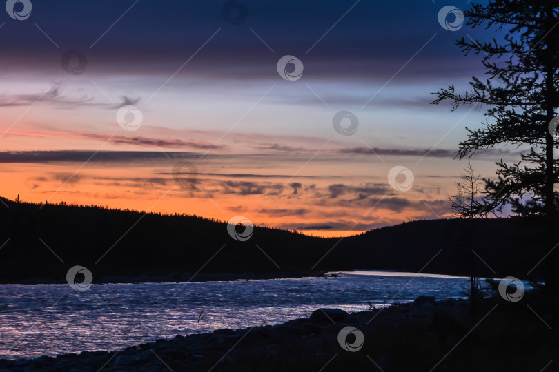 Скачать Закат на Северной реке. фотосток Ozero