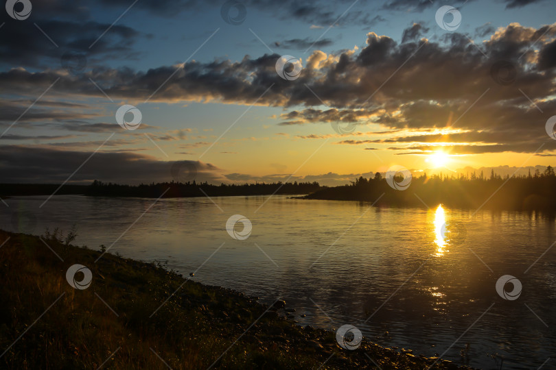 Скачать Закат на Северной реке. фотосток Ozero