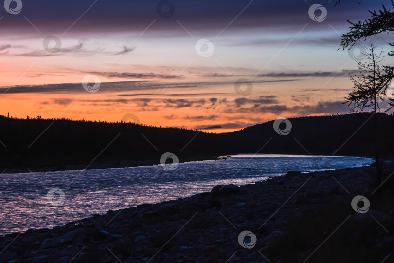 Скачать Закат на Северной реке. фотосток Ozero