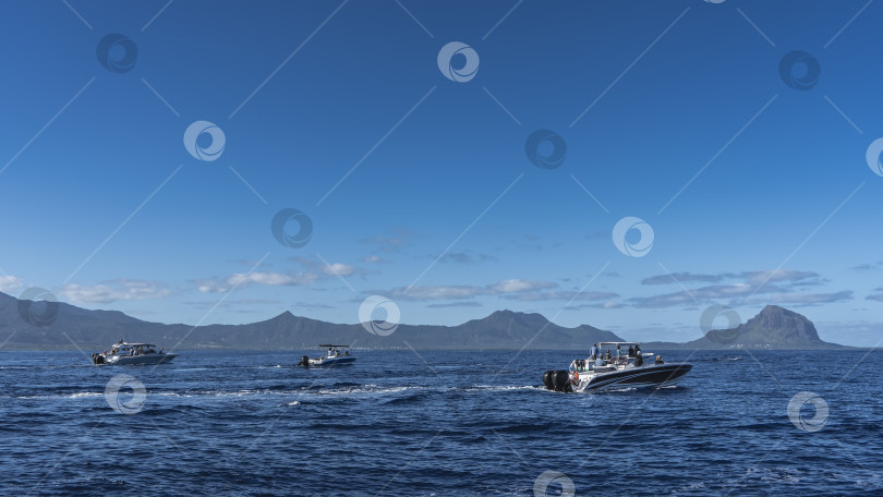 Скачать Моторные лодки плывут по синему океану. Рябь на воде. фотосток Ozero