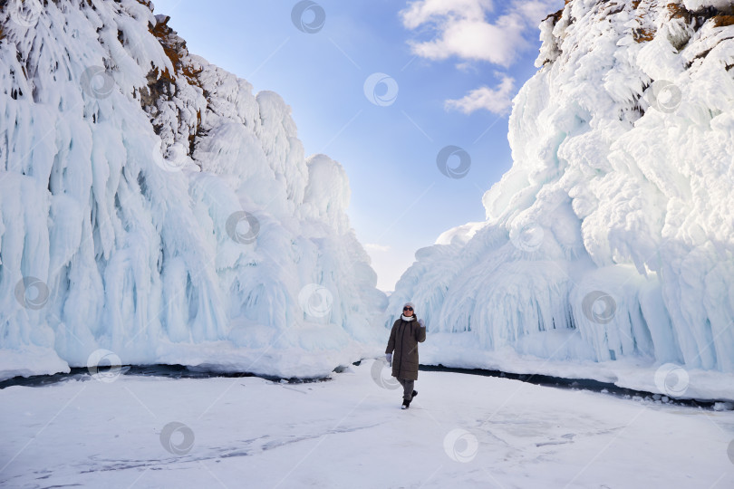 Скачать Огромные сосульки на камнях. Прекрасный зимний пейзаж. фотосток Ozero