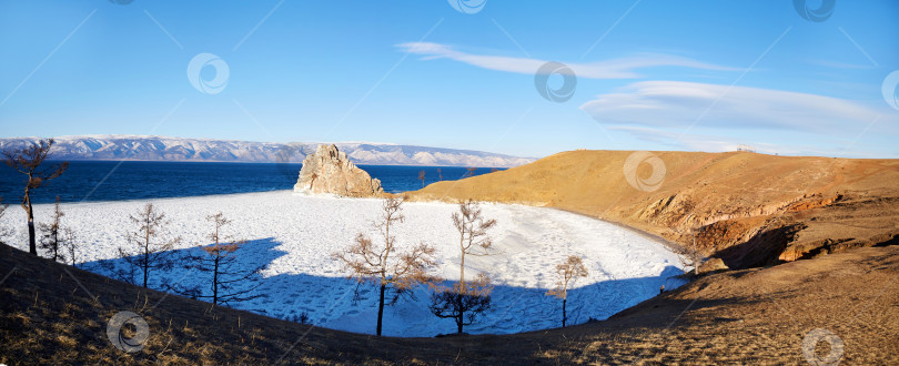 Скачать Панорамный вид на бухту Хужир, скалу Шаманка или мыс Бурхан фотосток Ozero