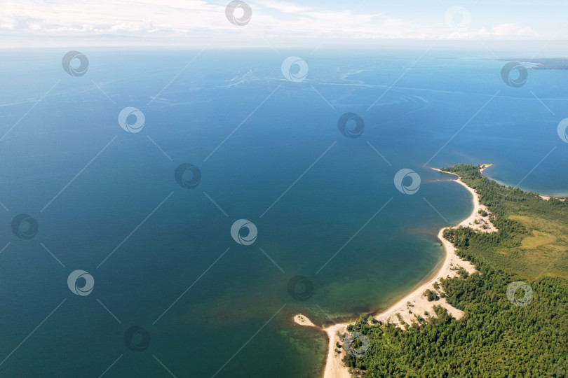 Скачать Прекрасный летний морской пейзаж с воздуха. Песчаный пляж фотосток Ozero