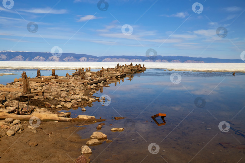 Скачать Старый деревянный пирс на острове Ольхон весной. фотосток Ozero