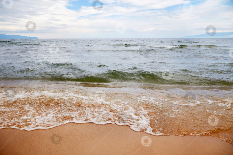 Скачать Летний пейзаж, морское побережье. Волны на песчаном пляже. фотосток Ozero