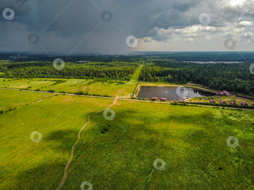 Скачать Летнее озеро на поле возле леса, вид сверху фотосток Ozero