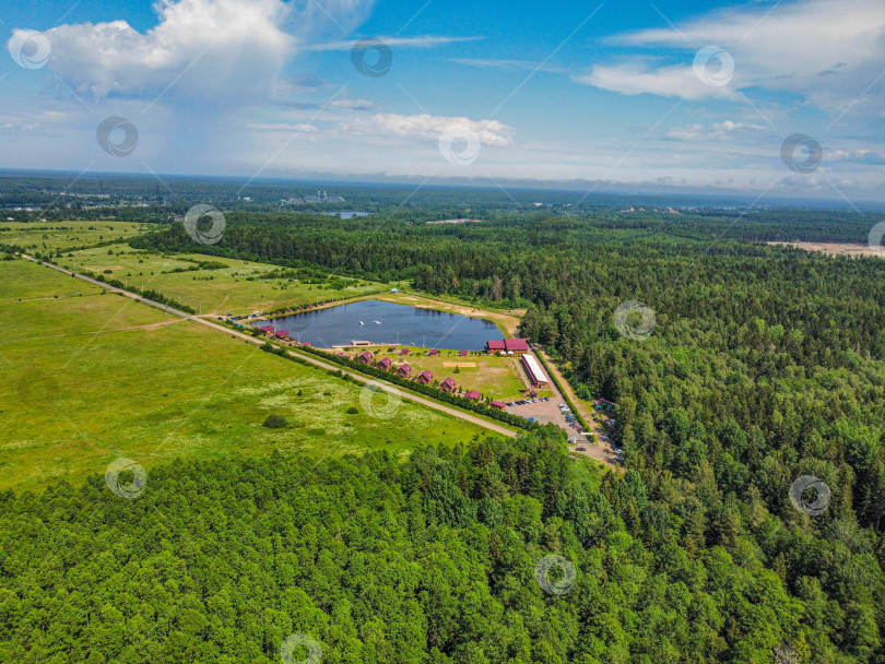 Скачать Летнее озеро на поле возле леса, вид сверху фотосток Ozero