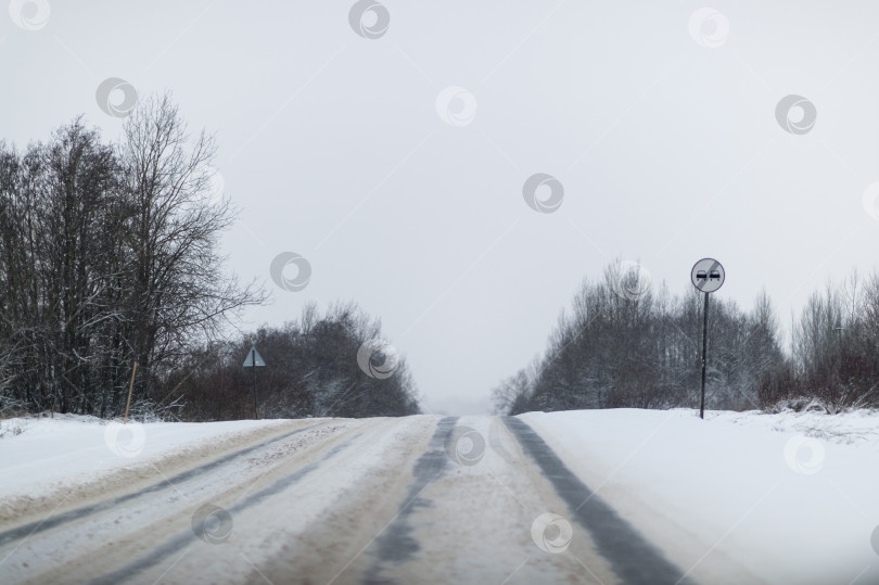 Скачать заснеженная дорога за городом зимой фотосток Ozero