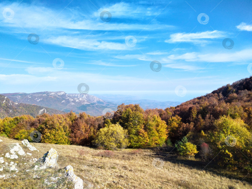 Скачать Осенние пейзаж в горах Крыма фотосток Ozero