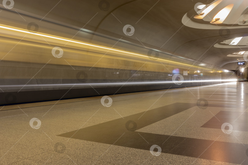Скачать Прибытие поезда на станцию метро Аннино, Москва. фотосток Ozero