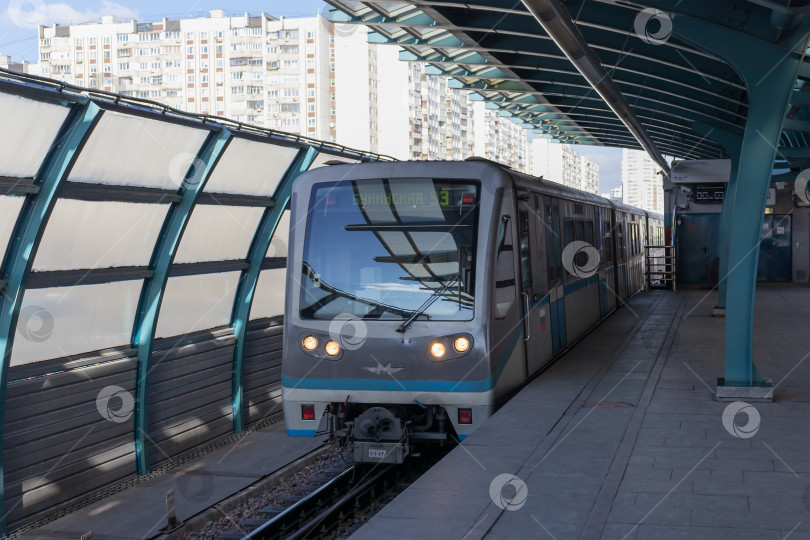 Скачать Прибытие поезда на станцию метро Улица Горчакова, Москва. фотосток Ozero