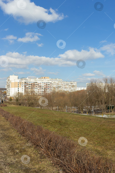 Скачать Вид на жилой дом у Парка в пойме реки Битцы, Москва. фотосток Ozero