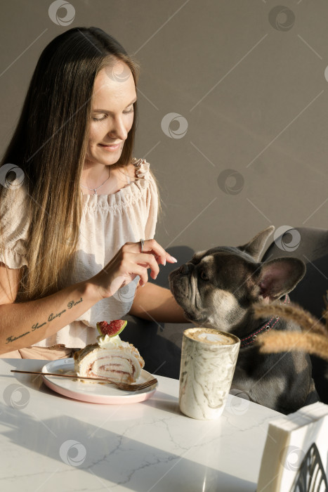 Скачать Портрет девушки и собаки, которую она кормит из своих рук фотосток Ozero