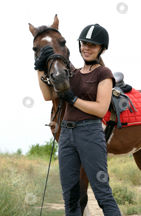 Скачать Портрет девушки и ее лошади породы пинто фотосток Ozero