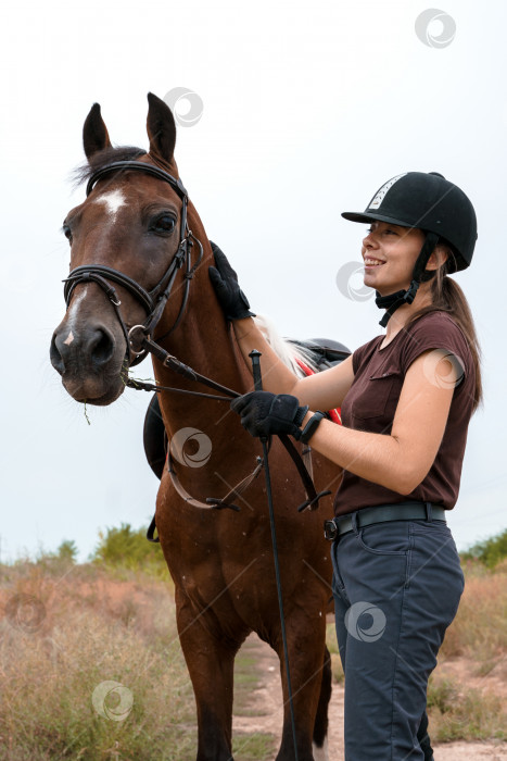Скачать Портрет всадницы и ее пегой лошади на прогулке на природе фотосток Ozero