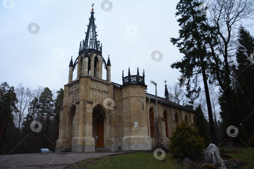 Скачать Россия, Санкт-Петербург - 02.01.2020 Церковь Петра и Павла в Шуваловском парке. фотосток Ozero