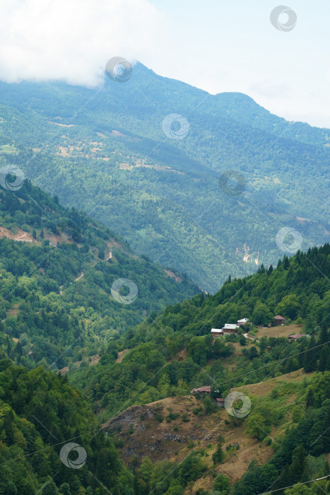 Скачать Горный пейзаж в облаках и дымке фотосток Ozero