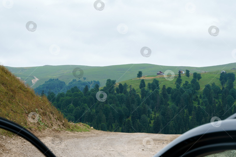 Скачать Вид на горный хребет из автомобиля фотосток Ozero