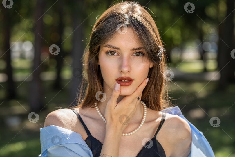 Скачать Портрет молодой красивой девушки фотосток Ozero