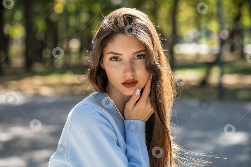 Скачать Портрет молодой красивой девушки фотосток Ozero