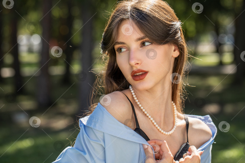 Скачать Портрет молодой красивой девушки-брюнетки фотосток Ozero