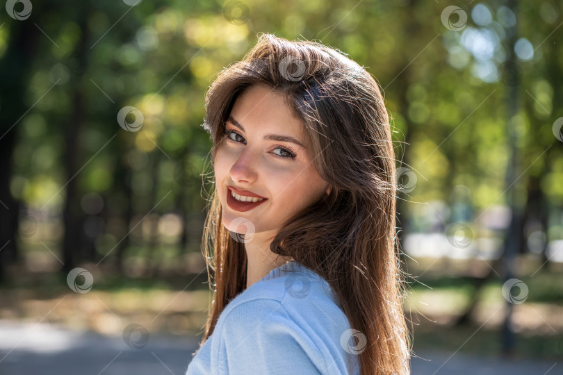 Скачать Портрет молодой красивой девушки-брюнетки фотосток Ozero