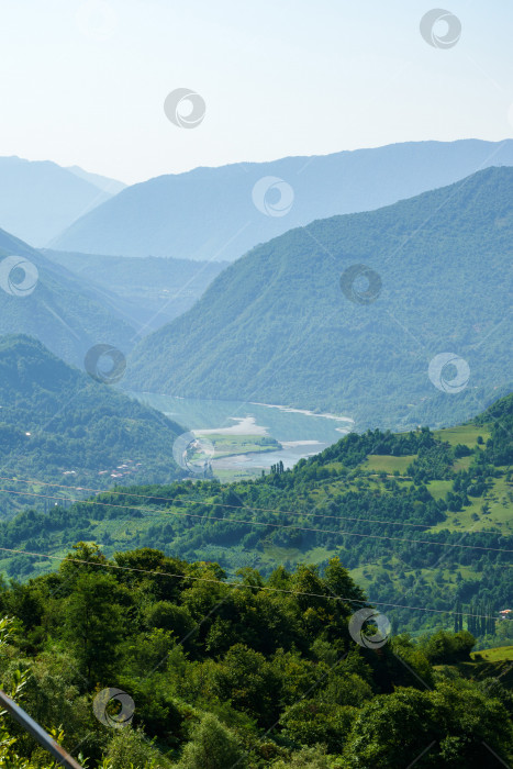 Скачать Грузинский горный пейзаж с проселочной дорогой, видом на лесные массивы фотосток Ozero