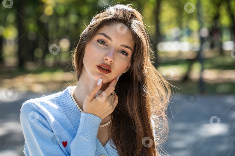Скачать Портрет молодой красивой девушки-брюнетки фотосток Ozero