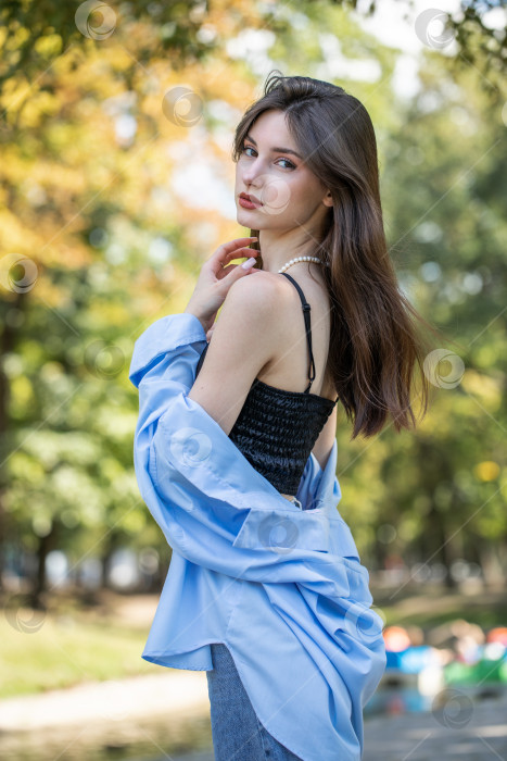 Скачать Портрет молодой красивой девушки-брюнетки фотосток Ozero