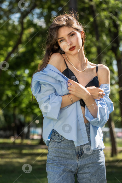 Скачать Портрет молодой красивой девушки-брюнетки фотосток Ozero