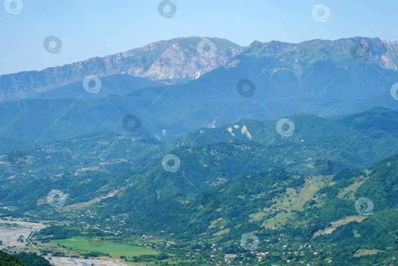 Скачать Грузинский горный пейзаж с проселочной дорогой, видом на лесные массивы фотосток Ozero
