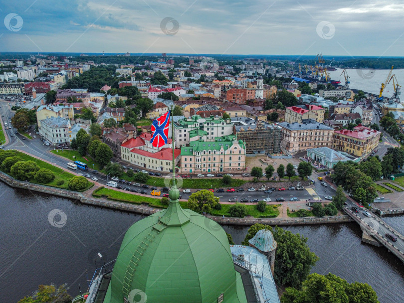 Скачать Башня Выборгского замка и вид на старинный город с высоты. фотосток Ozero